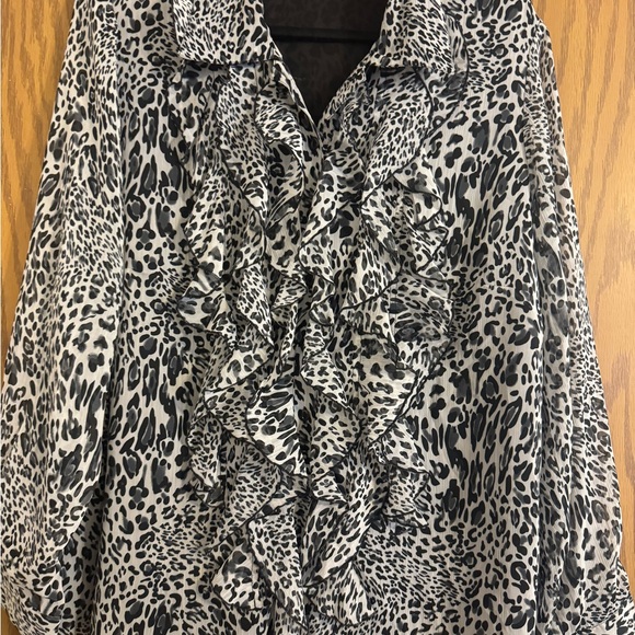 Woman’s Avenue Leopard Button up or Open Blouse. Size 18/20 Ruffle Top. - Picture 8 of 11